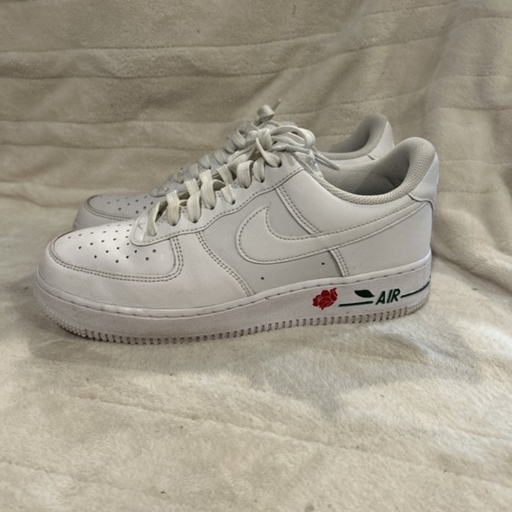Woman's size 8 White Nike Air Force One With Rosebowl Detailing K0101